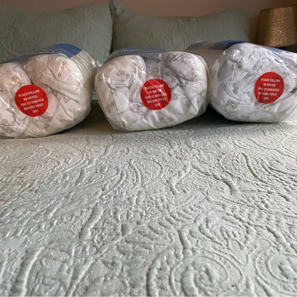 NEW MyPillow 3 Set Bundle - 2 Classic Standard and 1 Premium S/Q. My Pillow - Picture 5 of 6